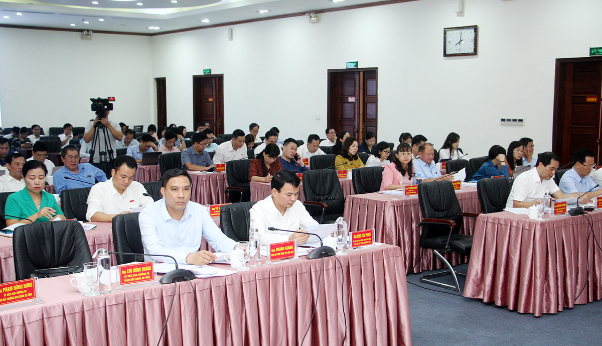 Đại biểu dự kỳ họp.