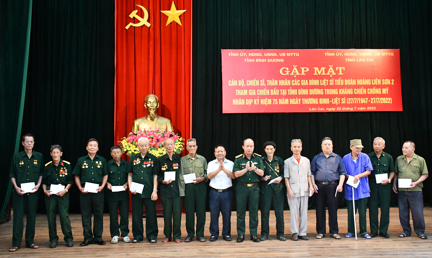 Gặp mặt cán bộ, chiến sĩ, thân nhân các gia đình liệt sĩ Tiểu đoàn Hoàng Liên Sơn 2 tham gia chiến đấu tại tỉnh Bình Dương ảnh 7