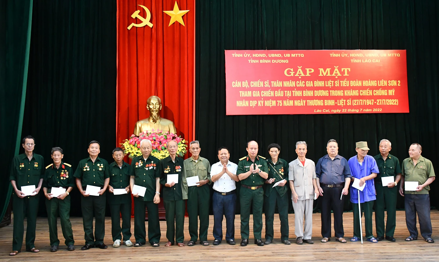 Gặp mặt cán bộ, chiến sĩ, thân nhân các gia đình liệt sĩ Tiểu đoàn Hoàng Liên Sơn 2 tham gia chiến đấu tại tỉnh Bình Dương ảnh 7 Gặp mặt cán bộ, chiến sĩ, thân nhân các gia đình liệt sĩ Tiểu đoàn Hoàng Liên Sơn 2 tham gia chiến đấu tại tỉnh Bình Dương ảnh 7