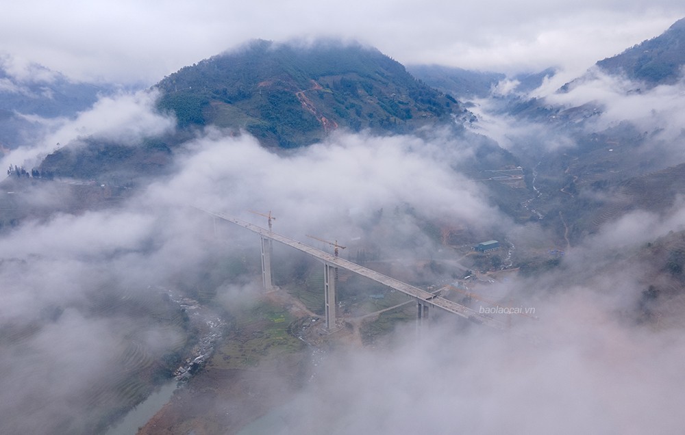 Cầu Móng Sến được xây dựng bằng bê tông cốt thép, dài 612 m với 5 nhịp liên tục, mặt cầu rộng 14 m, với 4 làn xe. Là cây cầu cạn có trụ cầu cao nhất Việt Nam, cầu có 5 trụ cầu và 2 mố cầu, khoảng cách giữa 2 trụ chính là 132m. Cầu Móng Sến sau khi được hoàn thiện sẽ giúp rút ngắn khoảng cách so với việc phải di chuyển qua dốc ba tầng là 2,5 km. Cầu bắc qua hai ngọn đồi, phía dưới là thủy điện và ruộng bậc thang ở thị xã Sa Pa, đây sẽ là điểm nhấn thu hút khách du lịch tham quan. Hiện tại, cầu Móng Sến đã đạt 95% tiến độ. Vẻ đẹp của cây cầu Móng Sến cao nhất Việt Nam càng được tôn thêm khi mây trắng vờn quanh cầu.