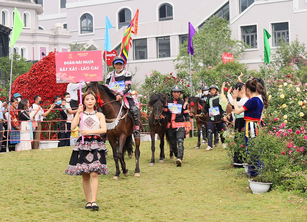 Diễu hành ngựa chào mừng khai mạc.