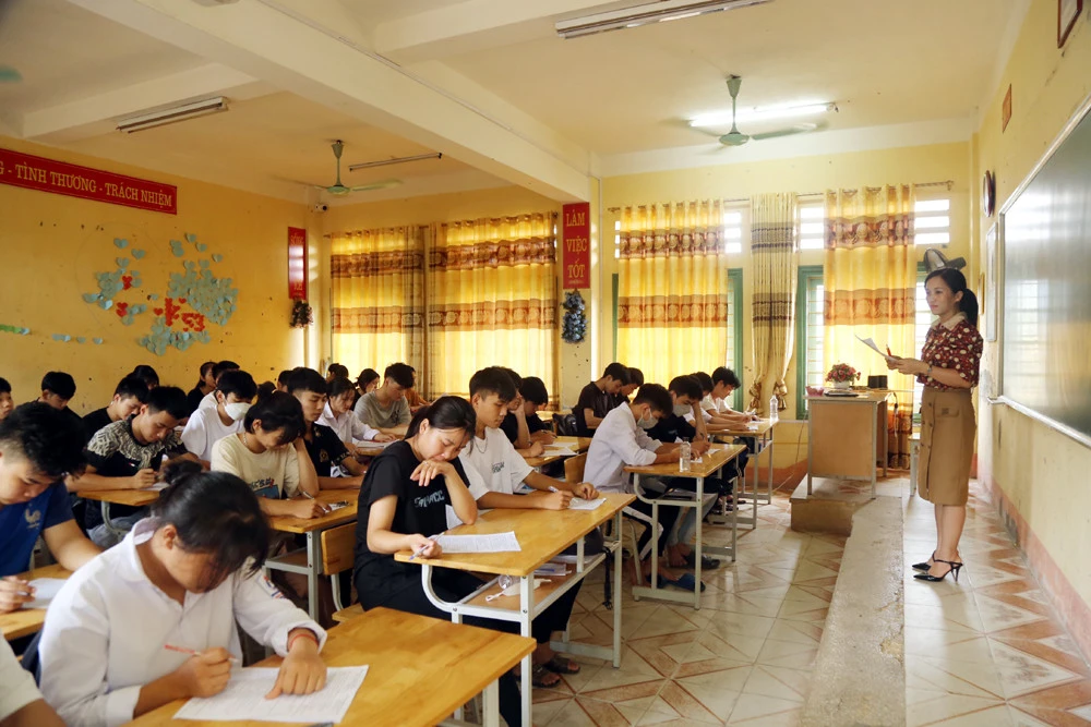 Những ngày ôn thi nước rút, các em học sinh lớp 12 dồn sức ôn tập để chuẩn bị cho kỳ thi tốt nghiệp THPT diễn ra vào ngày 7 -8/7/2022. Đây là giai đoạn thầy cô giáo giúp học sinh luyện giải các dạng đề học sinh vững vàng kiến thức và kỹ năng cần thiết. Cô giáo Trường THPT số 2 huyện Bát Xát hướng dẫn học sinh ôn thi môn Toán. Giờ ôn thi môn Lịch sử tại Trường THPT số 1 Bảo Thắng, cô và trò chống nóng bằng cách kéo rèm che và bật quạt trần. Cùng với ôn thi vào ban ngày, một số trường vùng cao tổ chức cho học sinh bán trú lên lớp ôn thi tốt nghiệp vào các buổi tối. Cô giáo Trường THCS và THPT Bát Xát lên lớp hướng dẫn học sinh ôn thi buổi tối. Tiếng Anh là môn có điểm thi thấp so với các môn, nên được các thầy cô giáo Trường THPT số 2 Mường Khương tăng cường ôn tập các dạng đề cho học sinh. Các em học sinh giúp nhau ôn bài trong giờ giải lao ngay tại sân trường. Càng gần ngày thi các sĩ tử lớp 12 càng phải thanh thủ thời gian để ôn thi nhiều hơn. Tại Trường THPT số 3 Mường Khương, các lớp đều treo biển “quyết tâm thi đỗ tốt nghiệp 100%”. Giữa những ngày hè nắng nóng, cô và trò cùng cố gắng vượt qua khó khăn để ôn thi đạt kết qua cao nhất.