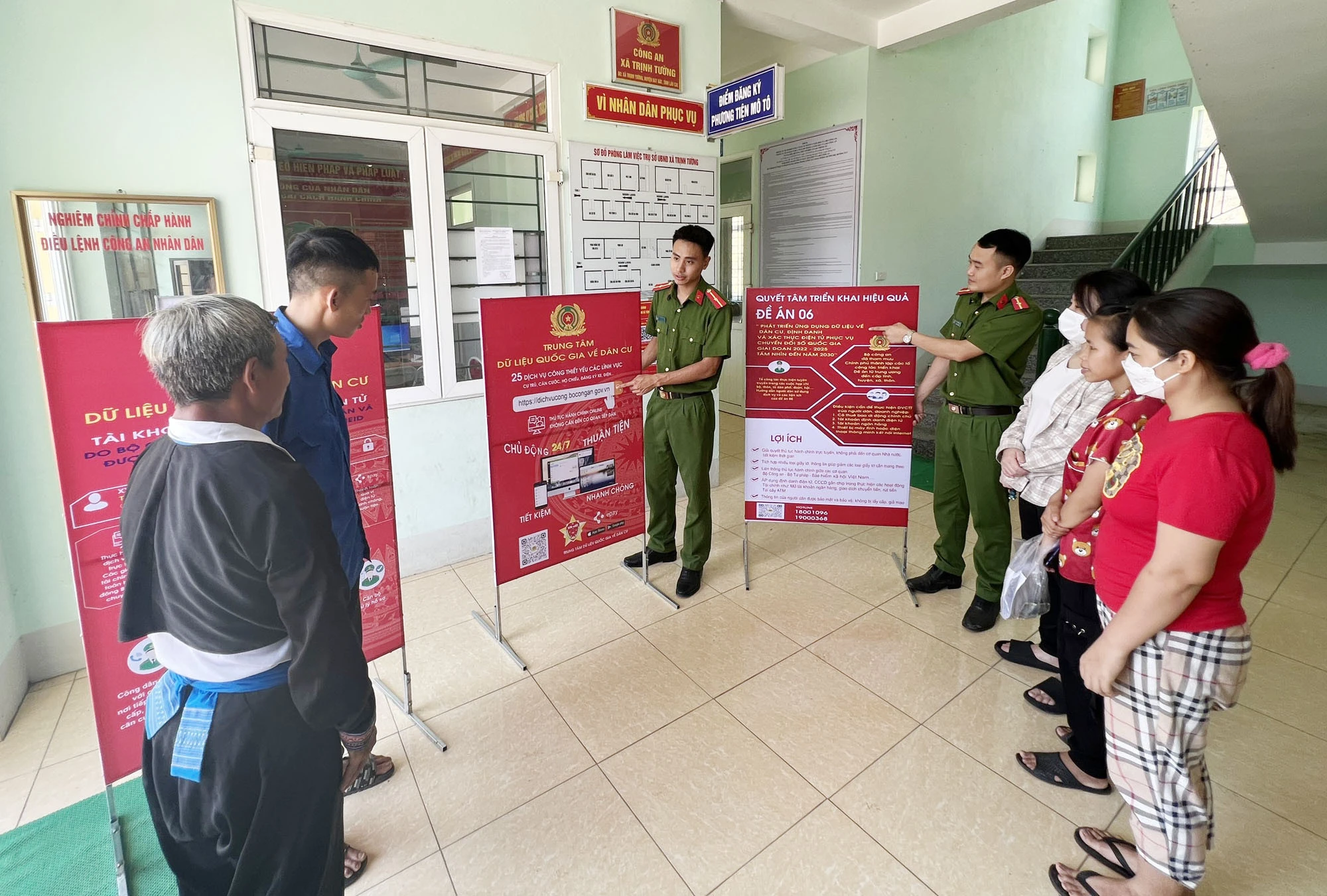 Công an xã Trịnh Tường hướng dẫn người dân thao tác các ứng dụng giải quyết thủ tục hành chính.