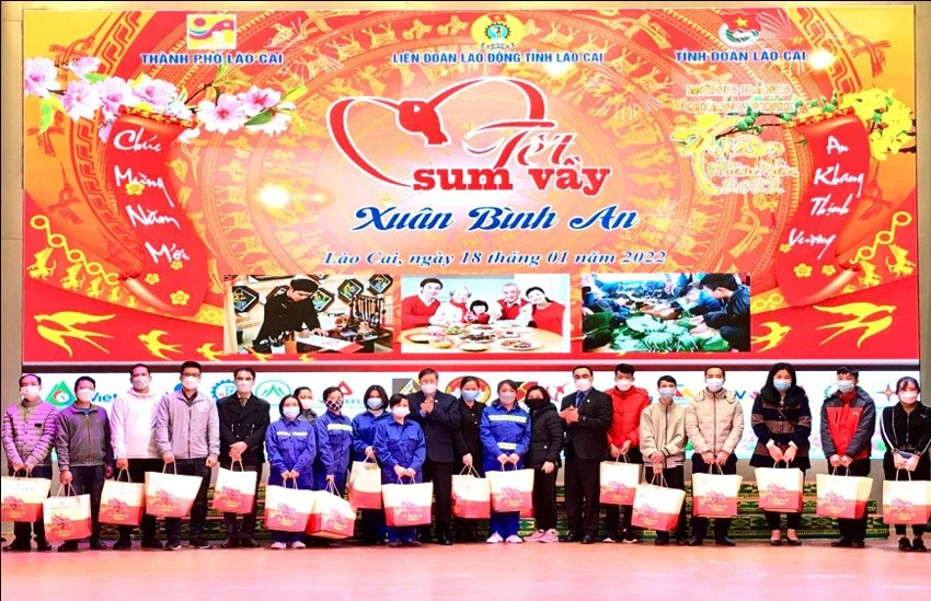 Đồng chí Trần Thanh Hải, Phó Chủ tịch Thường trực Tổng LĐLĐ Việt Nam và đồng chí Nguyễn Hữu Long, Chủ tịch LĐLĐ tỉnh Lào Cai trao quà cho công nhân, lao động.