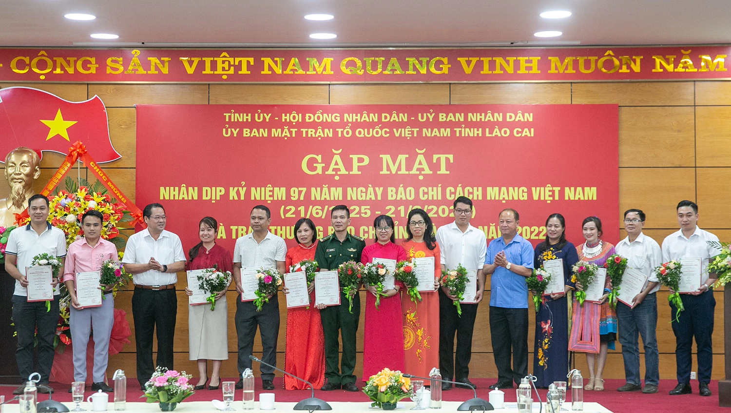 Gặp mặt kỷ niệm 97 năm Ngày Báo chí Cách mạng Việt Nam và trao thưởng báo chí tỉnh Lào Cai năm 2022 ảnh 11
