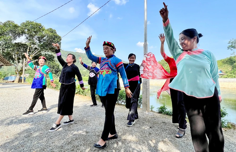 Đậm đà bản sắc văn hóa dân tộc qua hội thi dân vũ ảnh 3