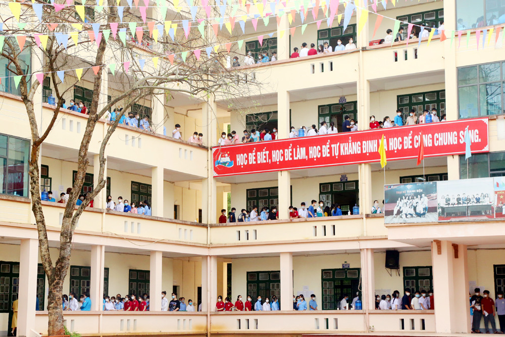 Các thí sinh trước giờ vào phòng thi tại Hội đồng coi thi Trường THPT Chuyên Lào Cai.