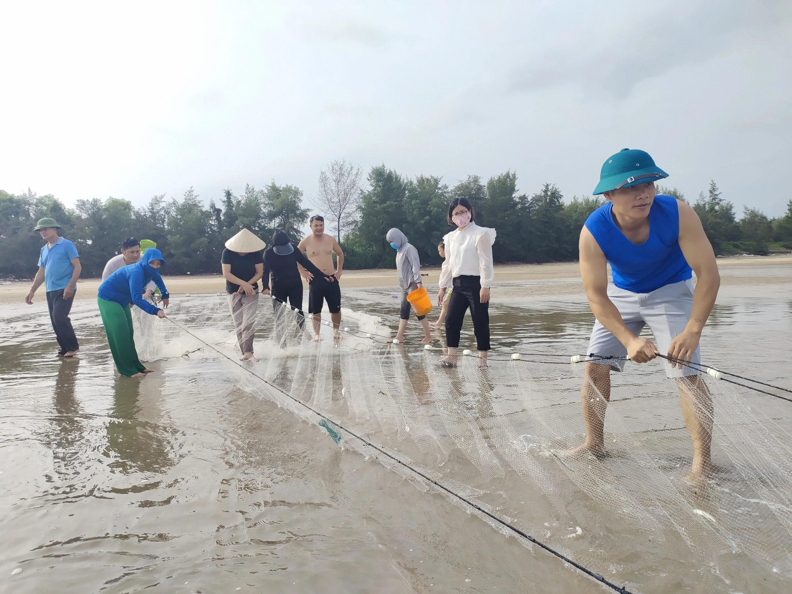 Một ngày làm ngư dân ở biển xanh Móng Cái: Săn hải sản ăn liền, đạp xe giữa hàng dương ảnh 7