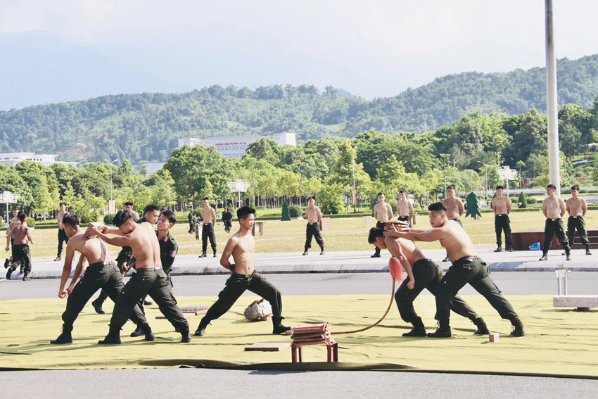 Các đơn vị tập luyện biểu diễn trong lễ khai mạc.