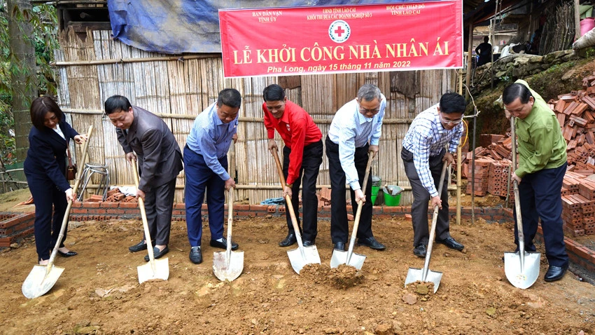 Khởi công xây dựng Nhà nhân ái cho hộ nghèo tại xã Pha Long ảnh 2