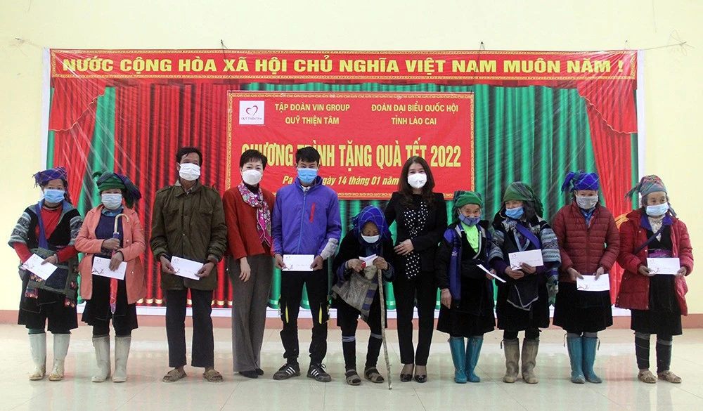 Trao 500 suất quà cho hộ nghèo, gia đình chính sách của huyện Bát Xát ảnh 3