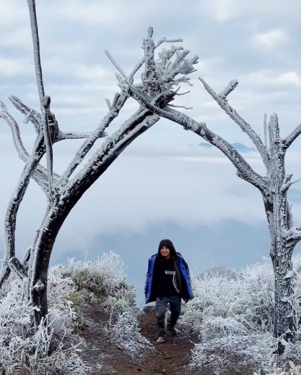 Du khách thích thú "săn" băng giá trên các đỉnh núi cao tại Bát Xát ảnh 7 Du khách thích thú "săn" băng giá trên các đỉnh núi cao tại Bát Xát ảnh 7