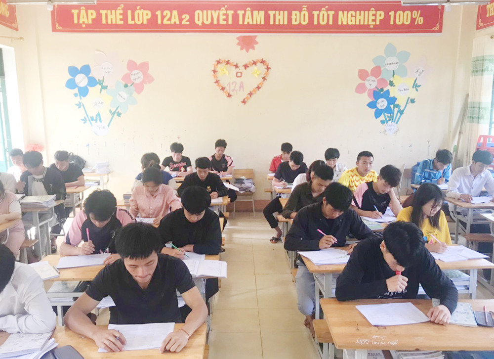 Những ngày ôn thi nước rút, các em học sinh lớp 12 dồn sức ôn tập để chuẩn bị cho kỳ thi tốt nghiệp THPT diễn ra vào ngày 7 -8/7/2022. Đây là giai đoạn thầy cô giáo giúp học sinh luyện giải các dạng đề học sinh vững vàng kiến thức và kỹ năng cần thiết. Cô giáo Trường THPT số 2 huyện Bát Xát hướng dẫn học sinh ôn thi môn Toán. Giờ ôn thi môn Lịch sử tại Trường THPT số 1 Bảo Thắng, cô và trò chống nóng bằng cách kéo rèm che và bật quạt trần. Cùng với ôn thi vào ban ngày, một số trường vùng cao tổ chức cho học sinh bán trú lên lớp ôn thi tốt nghiệp vào các buổi tối. Cô giáo Trường THCS và THPT Bát Xát lên lớp hướng dẫn học sinh ôn thi buổi tối. Tiếng Anh là môn có điểm thi thấp so với các môn, nên được các thầy cô giáo Trường THPT số 2 Mường Khương tăng cường ôn tập các dạng đề cho học sinh. Các em học sinh giúp nhau ôn bài trong giờ giải lao ngay tại sân trường. Càng gần ngày thi các sĩ tử lớp 12 càng phải thanh thủ thời gian để ôn thi nhiều hơn. Tại Trường THPT số 3 Mường Khương, các lớp đều treo biển “quyết tâm thi đỗ tốt nghiệp 100%”. Giữa những ngày hè nắng nóng, cô và trò cùng cố gắng vượt qua khó khăn để ôn thi đạt kết qua cao nhất.