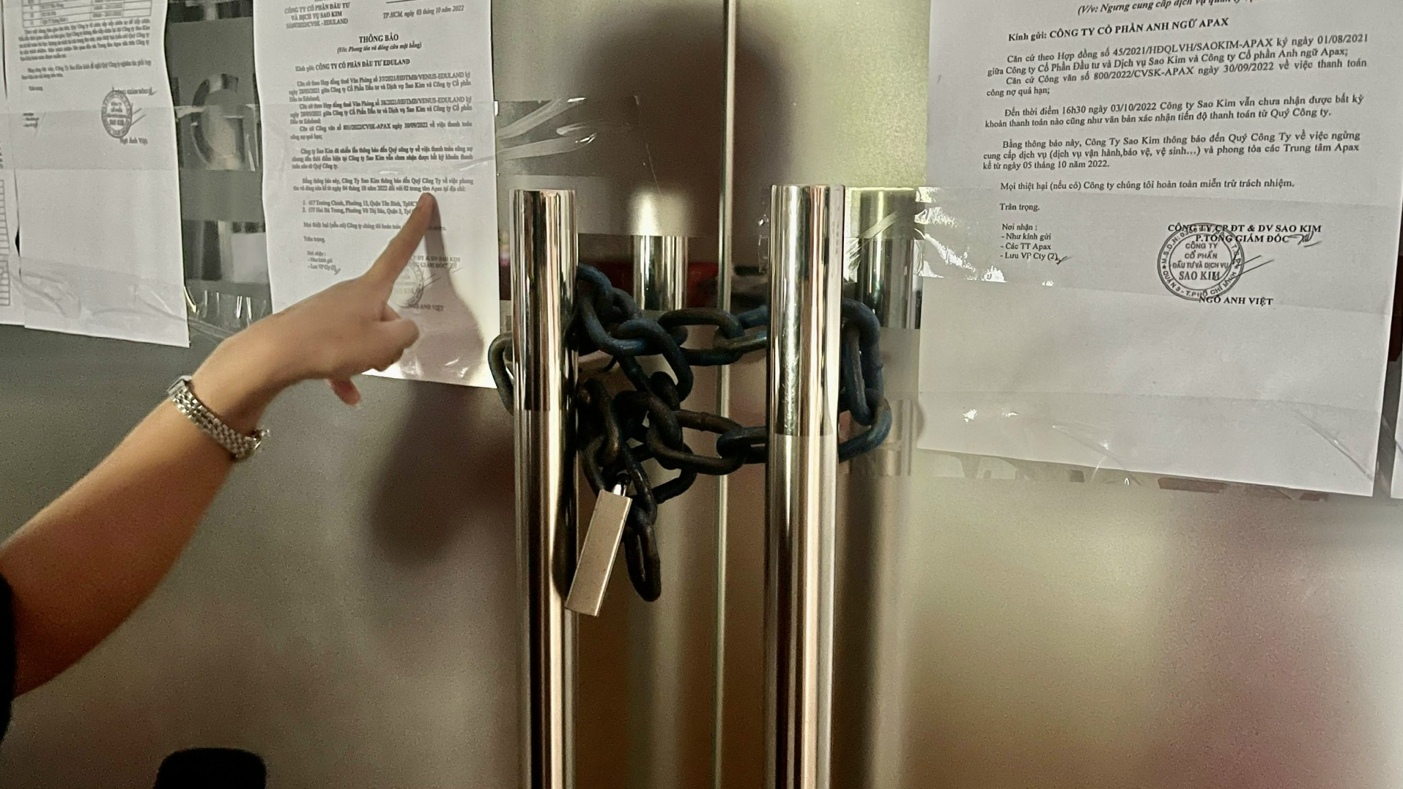 Bên ngoài trung tâm "cửa đóng then cài" cùng hàng loạt thông báo đòi nợ. Bên ngoài trung tâm "cửa đóng then cài" cùng hàng loạt thông báo đòi nợ.