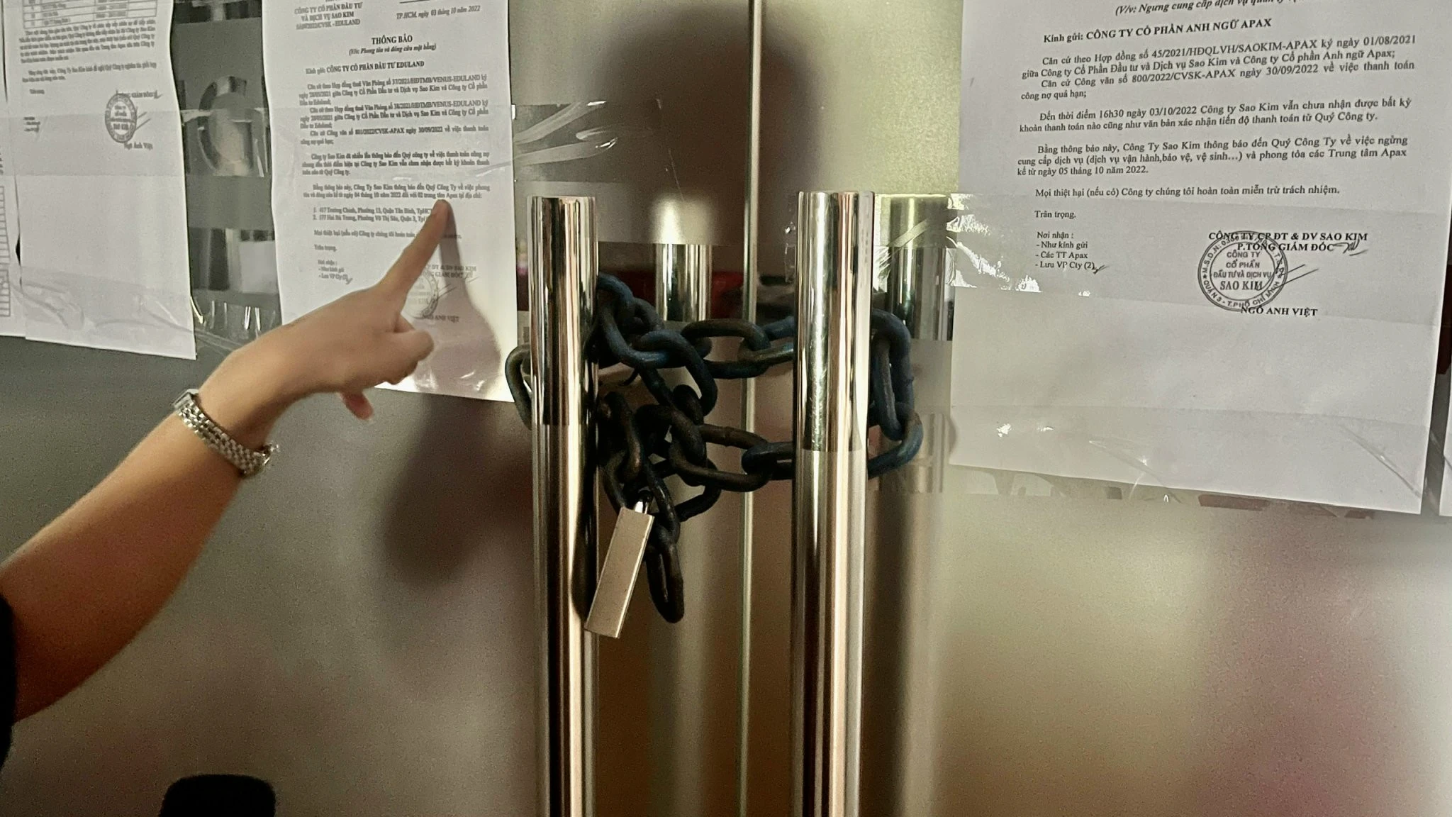 Bên ngoài trung tâm "cửa đóng then cài" cùng hàng loạt thông báo đòi nợ.