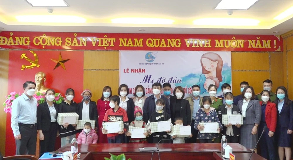 Nhận đỡ đầu và tặng quà, trao hỗ trợ cho các trẻ em.