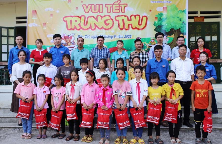 Tặng quà thiếu nhi xã Bản Cái nhân dịp Tết Trung thu.