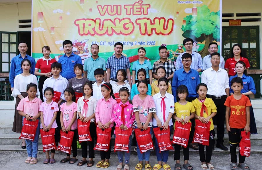 Tặng quà thiếu nhi xã Bản Cái nhân dịp Tết Trung thu.
