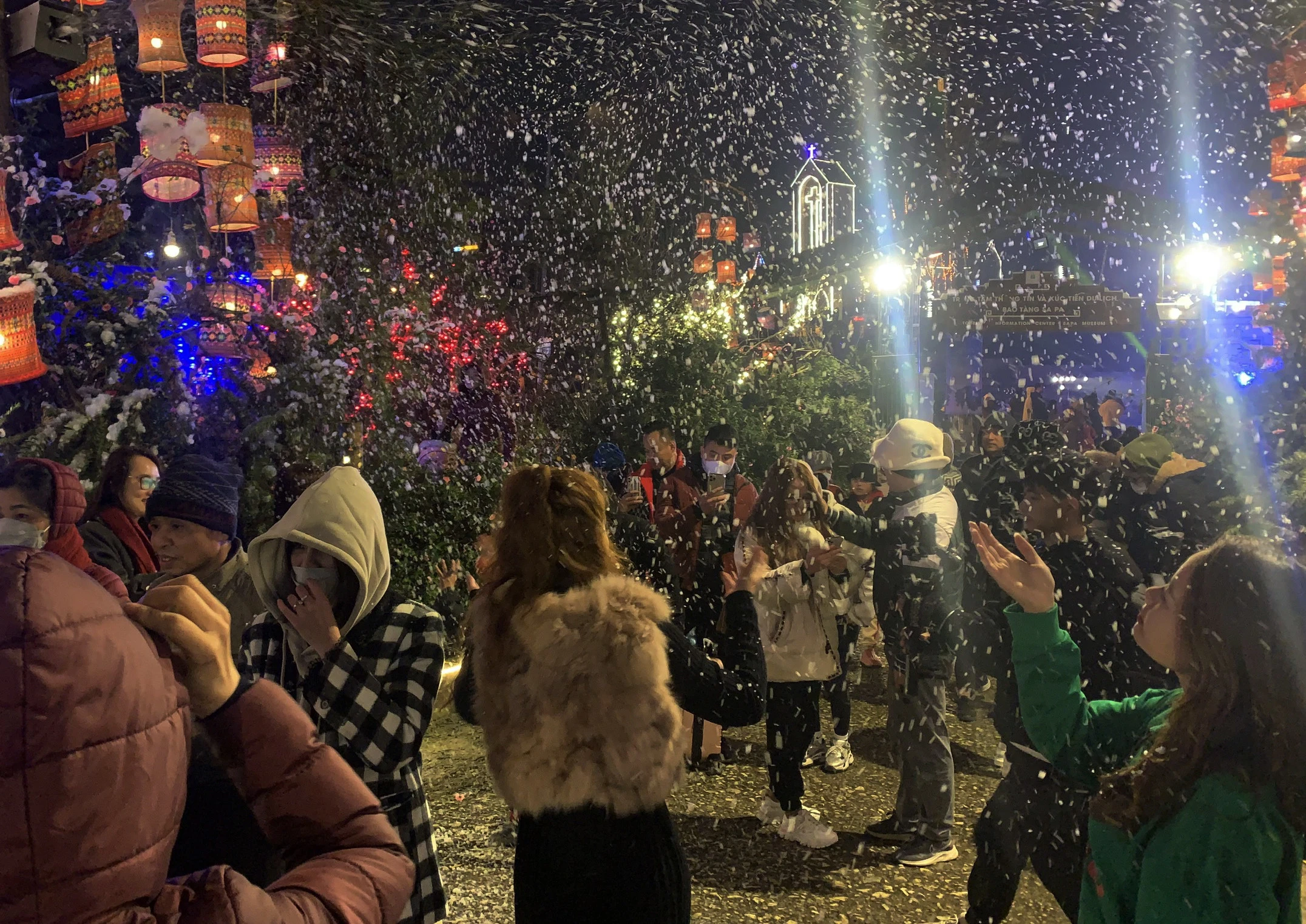Lào Cai: Người dân nô nức đón Giáng sinh ảnh 17