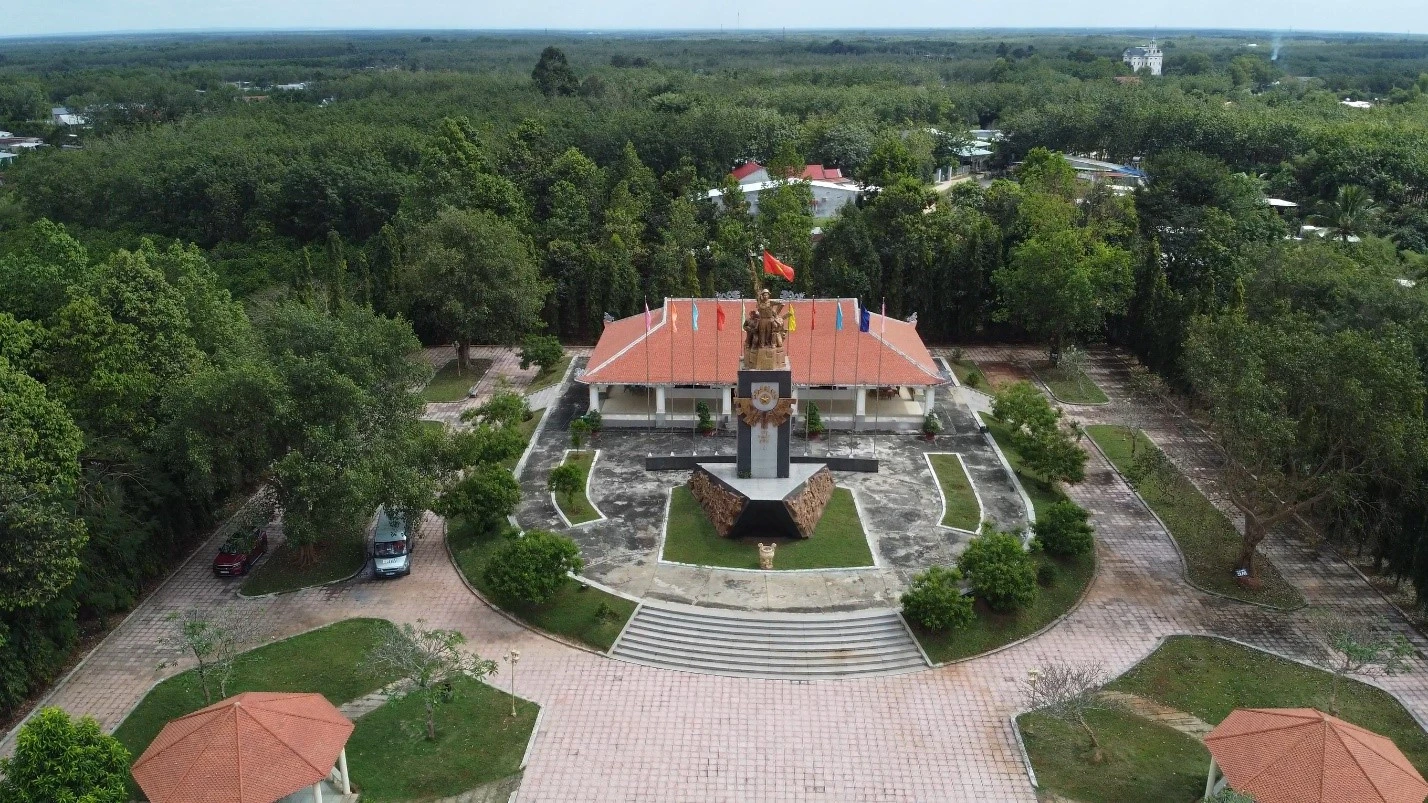 Năm 2009, Ban liên lạc cựu chiến binh Sư đoàn 7 đã phối hợp đầu tư xây dựng công trình Tượng đài chiến thắng chốt chặn Tàu Ô tại thị trấn Tân Khai, huyện Hớn Quản, ngay bên Quốc lộ 13.