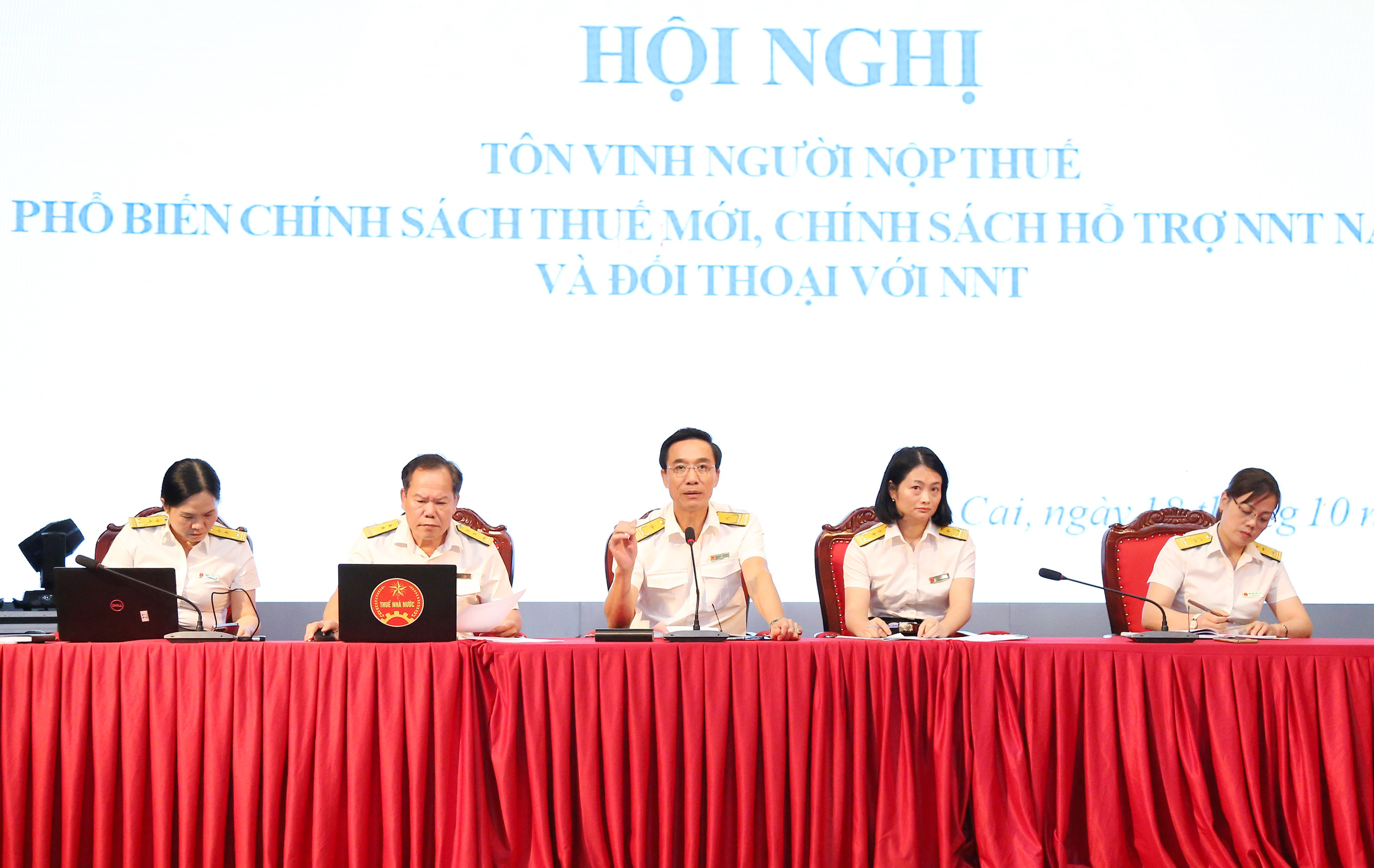 Đại diện Cục Thuế tỉnh Lào Cai trả lời ý kiến của doanh nghiệp, người nộp thuế. Đại diện Cục Thuế tỉnh Lào Cai trả lời ý kiến của doanh nghiệp, người nộp thuế.