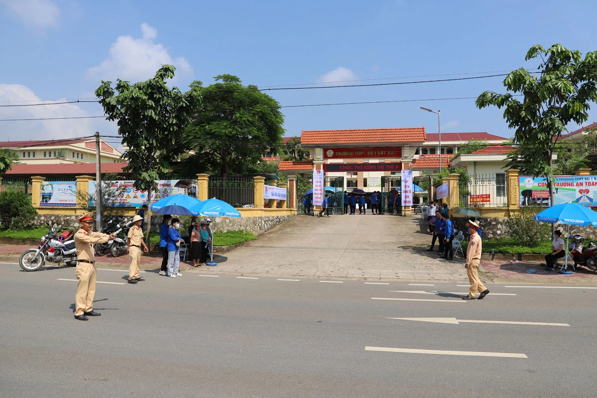 Lực lượng cảnh sát giao thông thực hiện nhiệm vụ, đảm bảo an toàn giao thông tại khu vực thi.