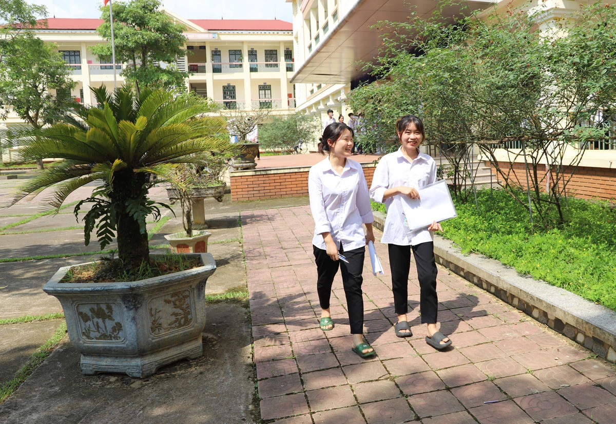 Thí sinh các điểm thi huyện Bát Xát phấn khởi sau khi kết thúc môn thi Ngữ Văn.