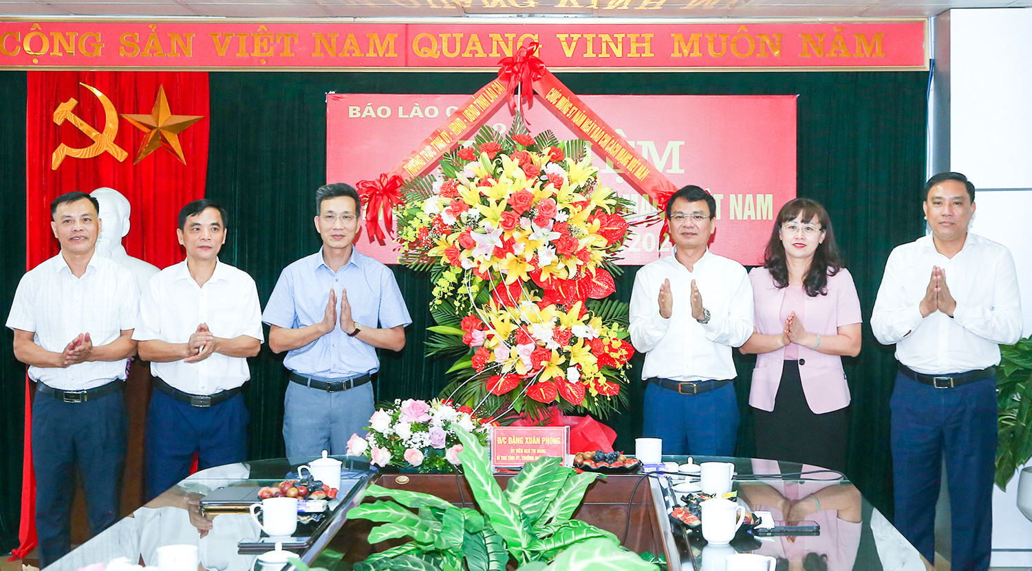 Các đồng chí lãnh đạo tỉnh tặng hoa chúc mừng cán bộ, phóng viên, biên tập viên, nhân viên Báo Lào Cai.