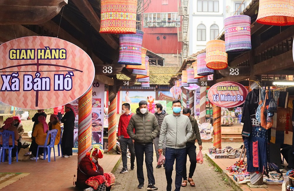 Du khách khám phá các gian hàng ẩm thực và nông sản Sa Pa. Nhiều sản vật được mang đến bày bán.