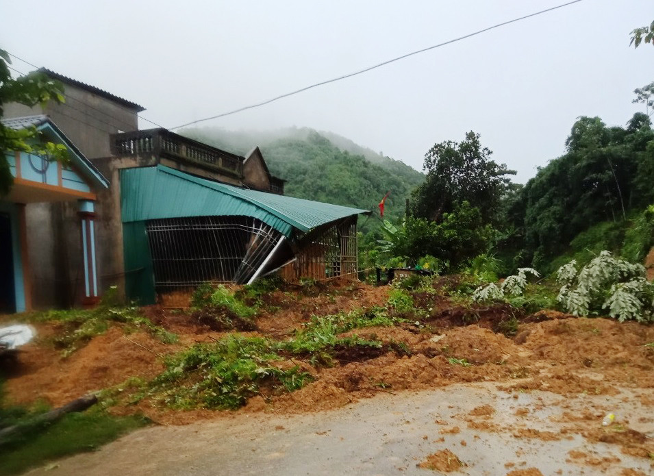 Mưa lũ làm sạt lở nhiều tuyến đường giao thông trên địa bàn tỉnh ảnh 3