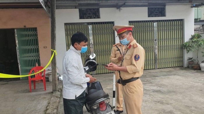 Cảnh sát giao thông công an thành phố Hà Nội kiểm tra người điều khiển xe máy vi phạm tốc độ trên đường Hồ Chí Minh qua huyện Chương Mỹ.