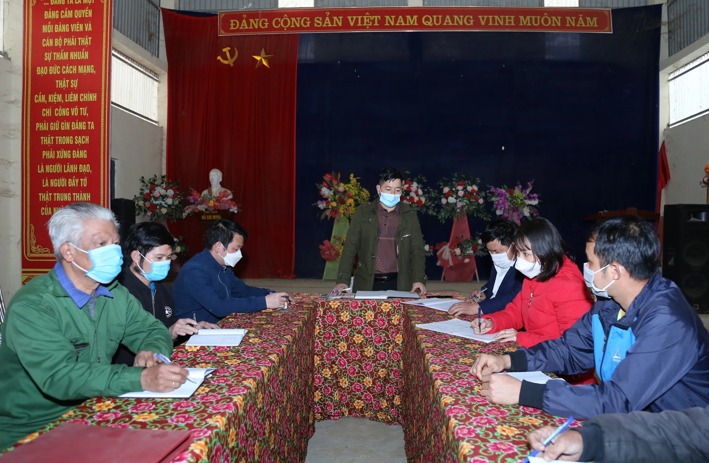 Chi bộ thôn Làng Tát, xã Bản Cái coi trọng việc nâng cao chất lượng sinh hoạt.