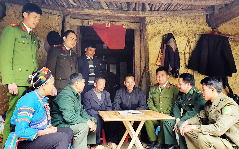 Công an xã Tả Gia Khâu thường xuyên nắm tình hình cơ sở và tuyên truyền pháp luật đến người dân.