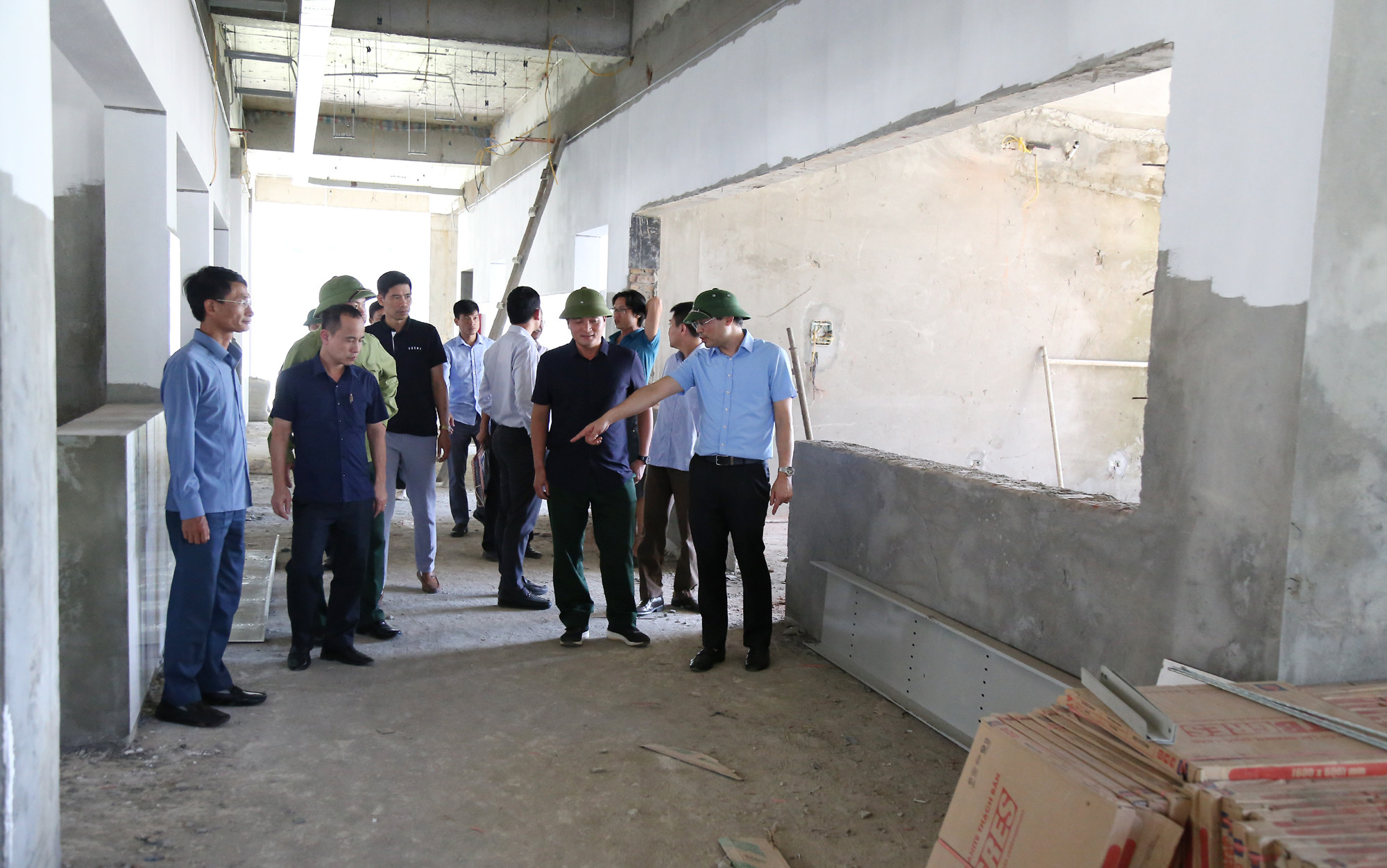 Chủ tịch UBND tỉnh kiểm tra tiến độ thi công Bệnh viện Đa khoa huyện.