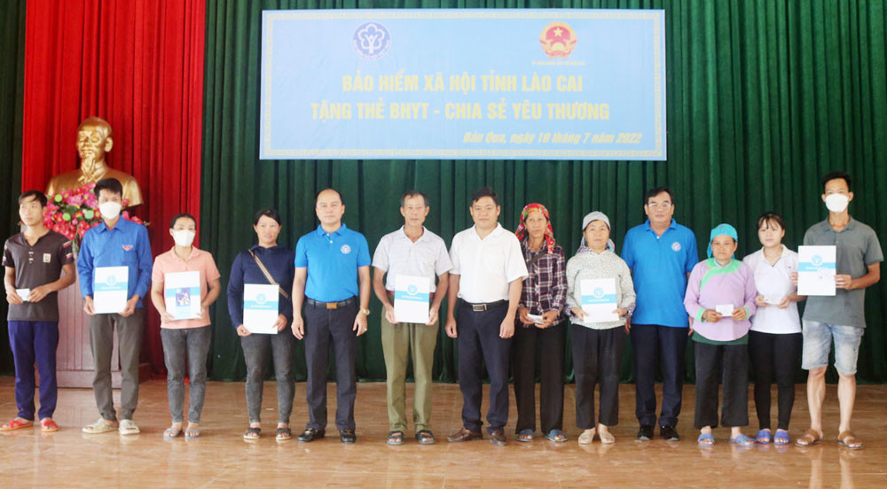 Tặng thẻ bảo hiểm y tế cho người dân có hoàn cảnh khó khăn tại xã Bản Qua ảnh 1 Tặng thẻ bảo hiểm y tế cho người dân có hoàn cảnh khó khăn tại xã Bản Qua ảnh 1