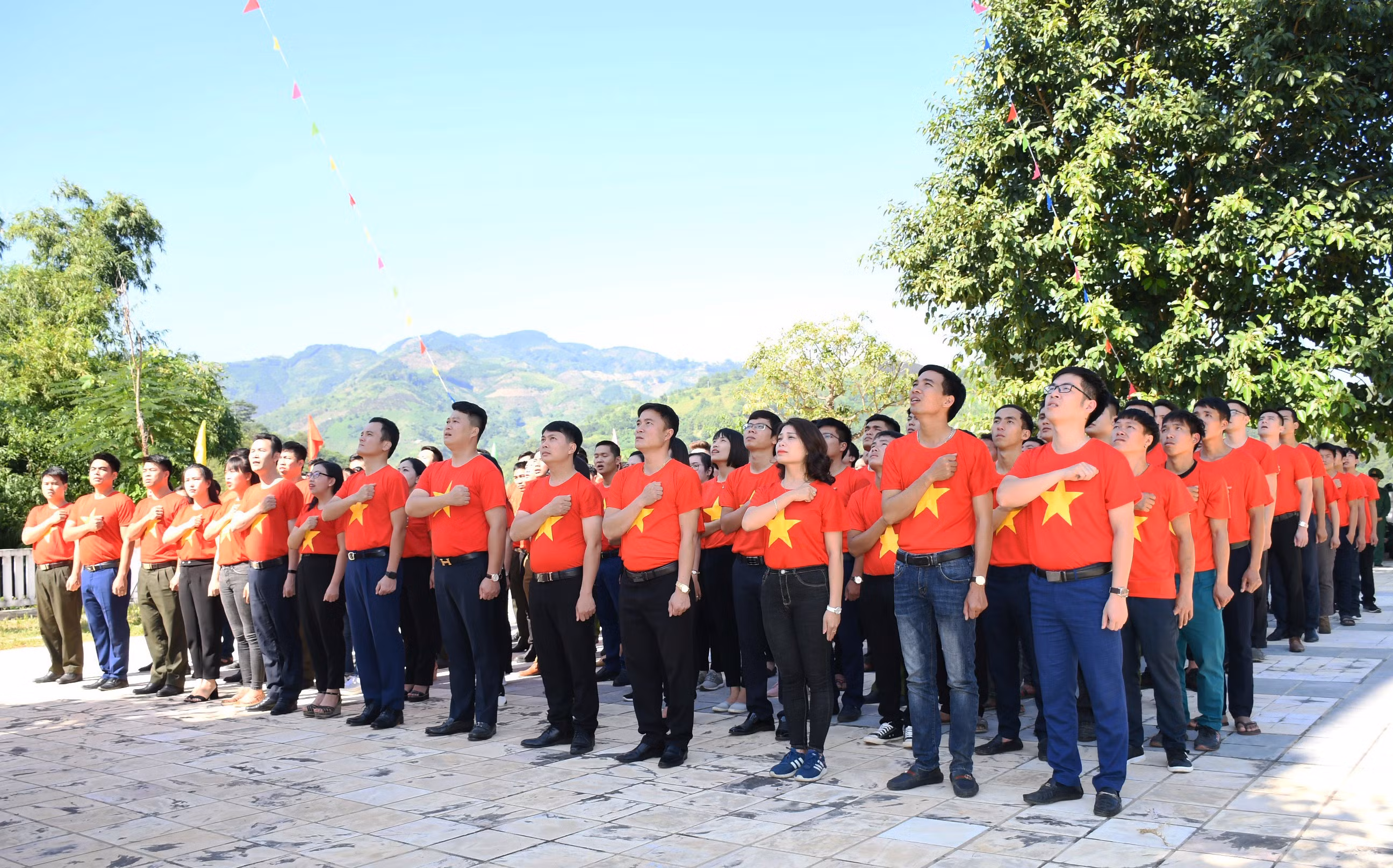 Tuổi trẻ Lào Cai hăng hái thi đua yêu nước.