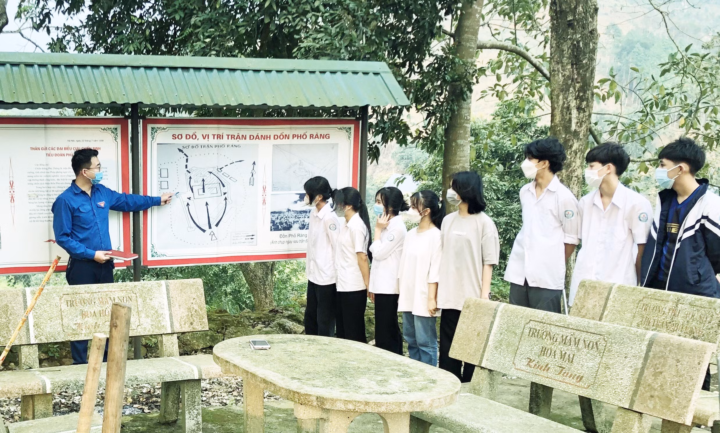 Đoàn Thanh niên thị trấn Phố Ràng giáo dục truyền thống cho học sinh về giá trị lịch sử chiến thắng Phố Ràng.