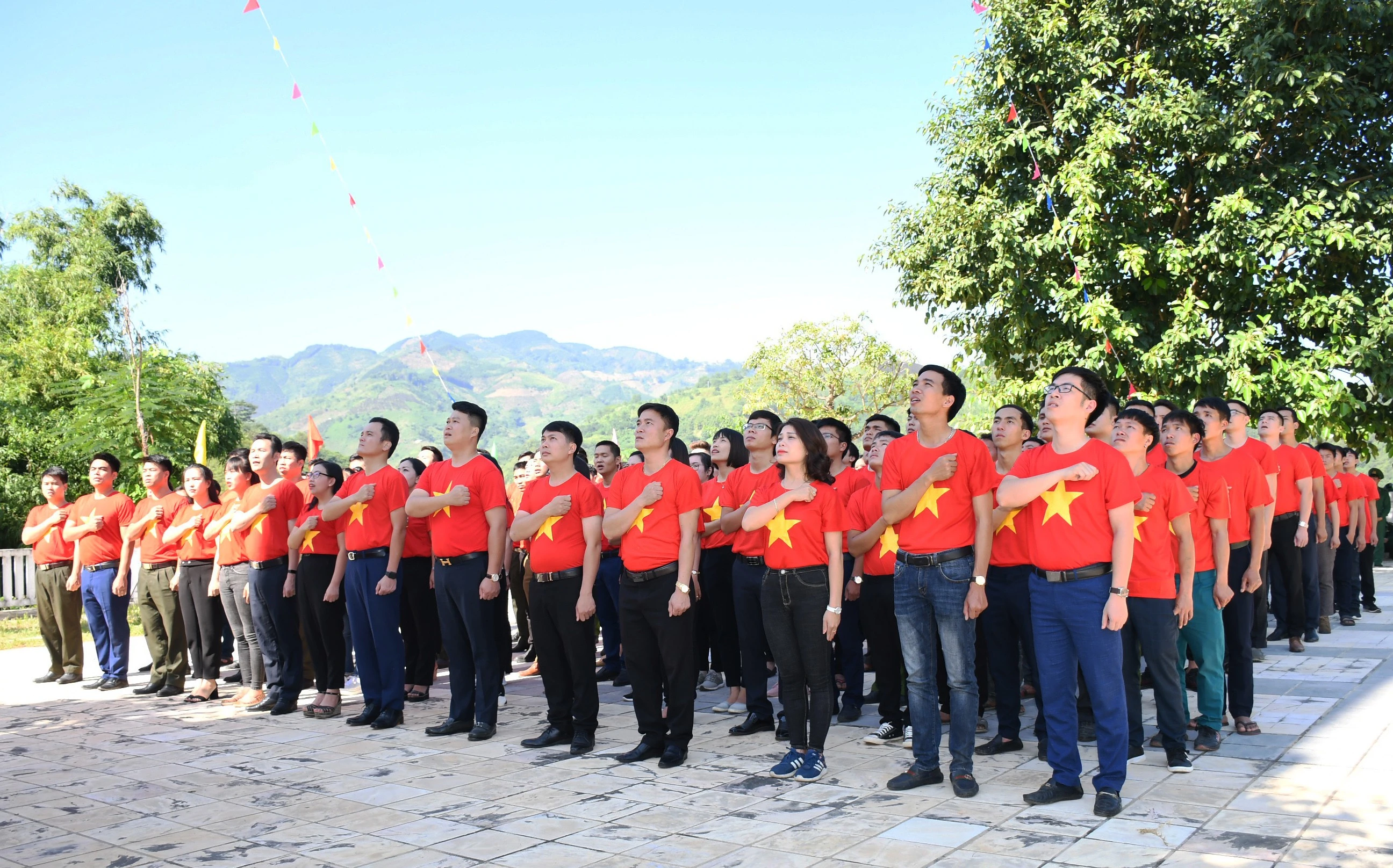 Tuổi trẻ Lào Cai hăng hái thi đua yêu nước.