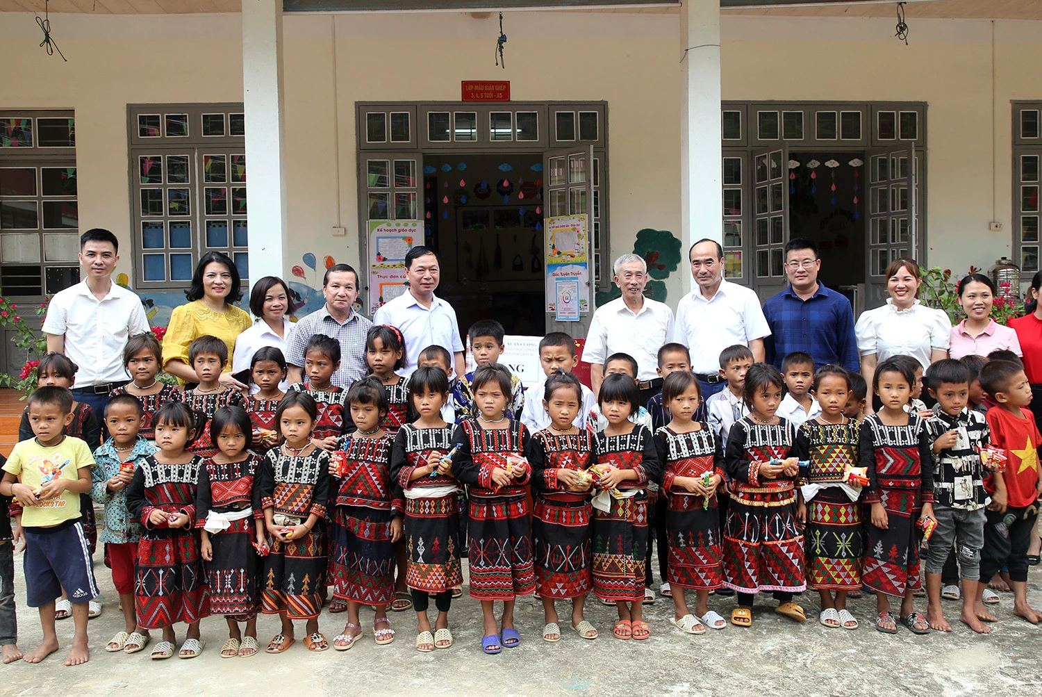 Cần quan tâm đưa các thôn vùng cao còn nhiều khó khăn của Tả Phời phát triển mạnh hơn nữa ảnh 5 Cần quan tâm đưa các thôn vùng cao còn nhiều khó khăn của Tả Phời phát triển mạnh hơn nữa ảnh 5