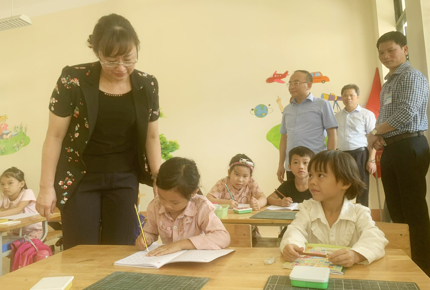 Phó Chủ tịch UBND tỉnh Giàng Thị Dung kiểm tra công tác chuẩn bị năm học mới tại huyện Văn Bàn ảnh 7