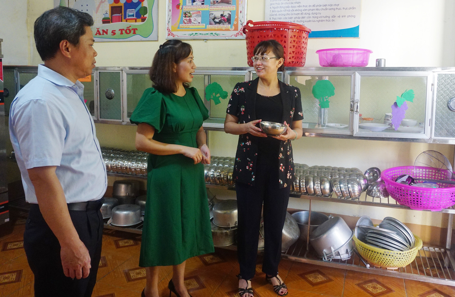 Phó Chủ tịch UBND tỉnh Giàng Thị Dung kiểm tra công tác chuẩn bị năm học mới tại huyện Văn Bàn ảnh 5