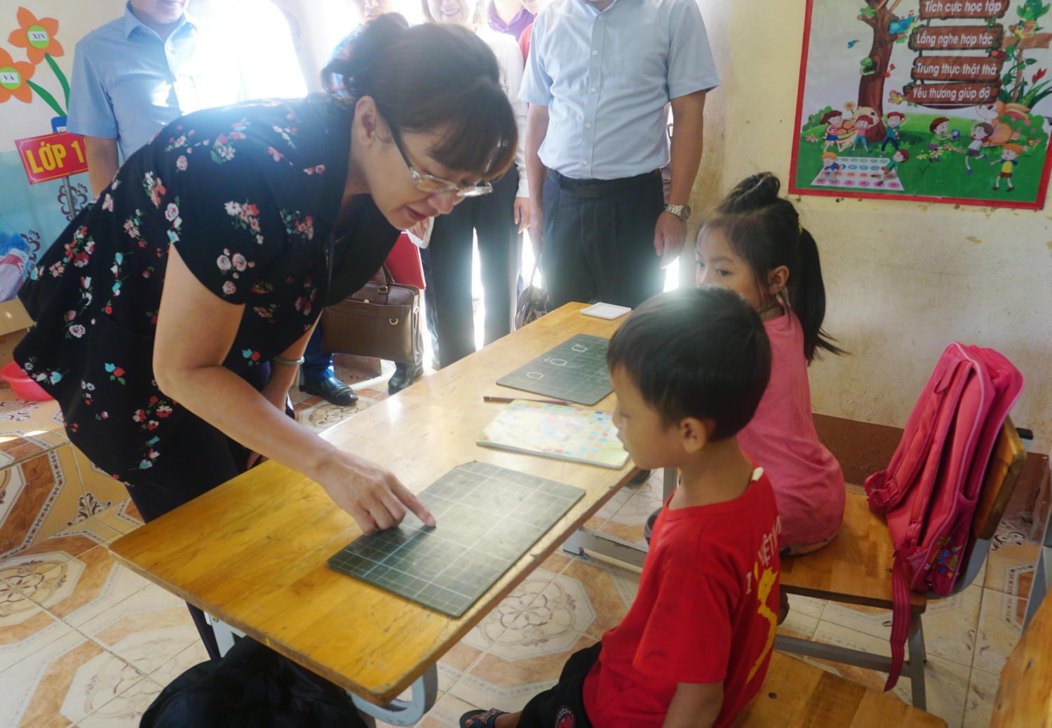 Phó Chủ tịch UBND tỉnh Giàng Thị Dung kiểm tra công tác chuẩn bị năm học mới tại huyện Văn Bàn ảnh 1