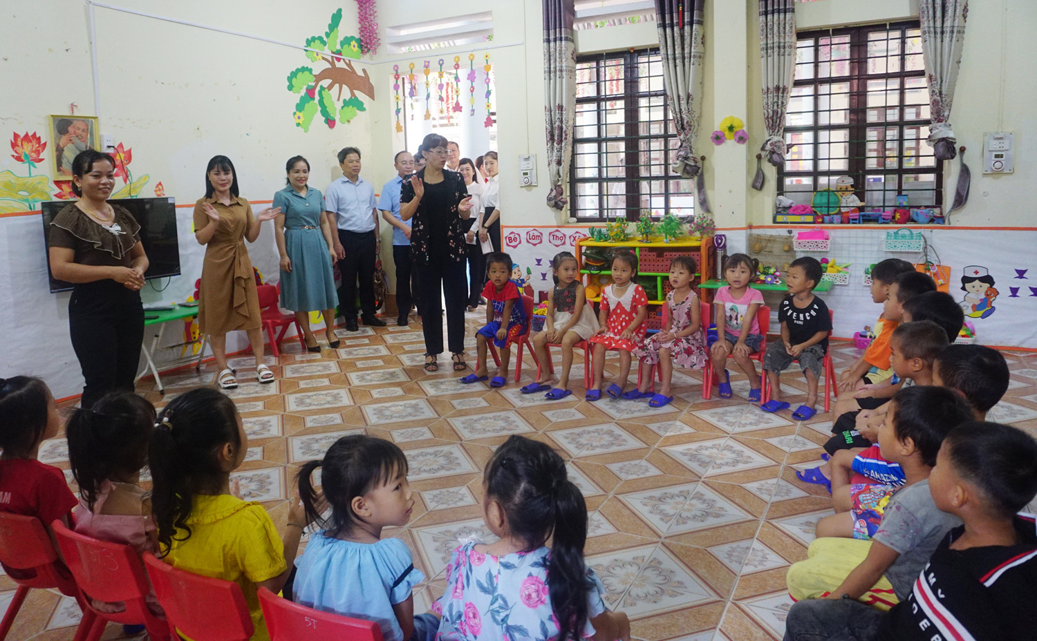 Phó Chủ tịch UBND tỉnh Giàng Thị Dung kiểm tra công tác chuẩn bị năm học mới tại huyện Văn Bàn ảnh 4