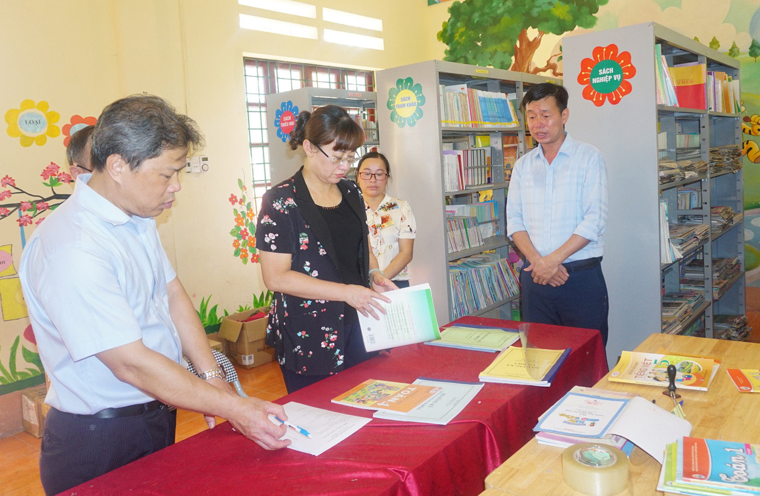 Phó Chủ tịch UBND tỉnh Giàng Thị Dung kiểm tra công tác chuẩn bị năm học mới tại huyện Văn Bàn ảnh 6