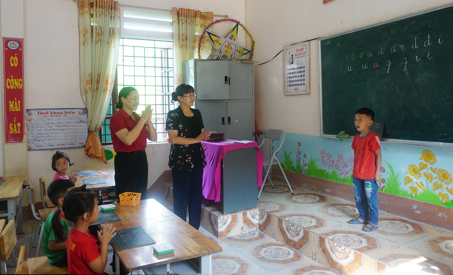 Phó Chủ tịch UBND tỉnh Giàng Thị Dung kiểm tra công tác chuẩn bị năm học mới tại huyện Văn Bàn ảnh 2