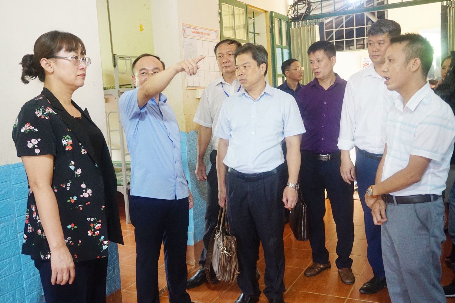 Phó Chủ tịch UBND tỉnh Giàng Thị Dung kiểm tra công tác chuẩn bị năm học mới tại huyện Văn Bàn ảnh 3