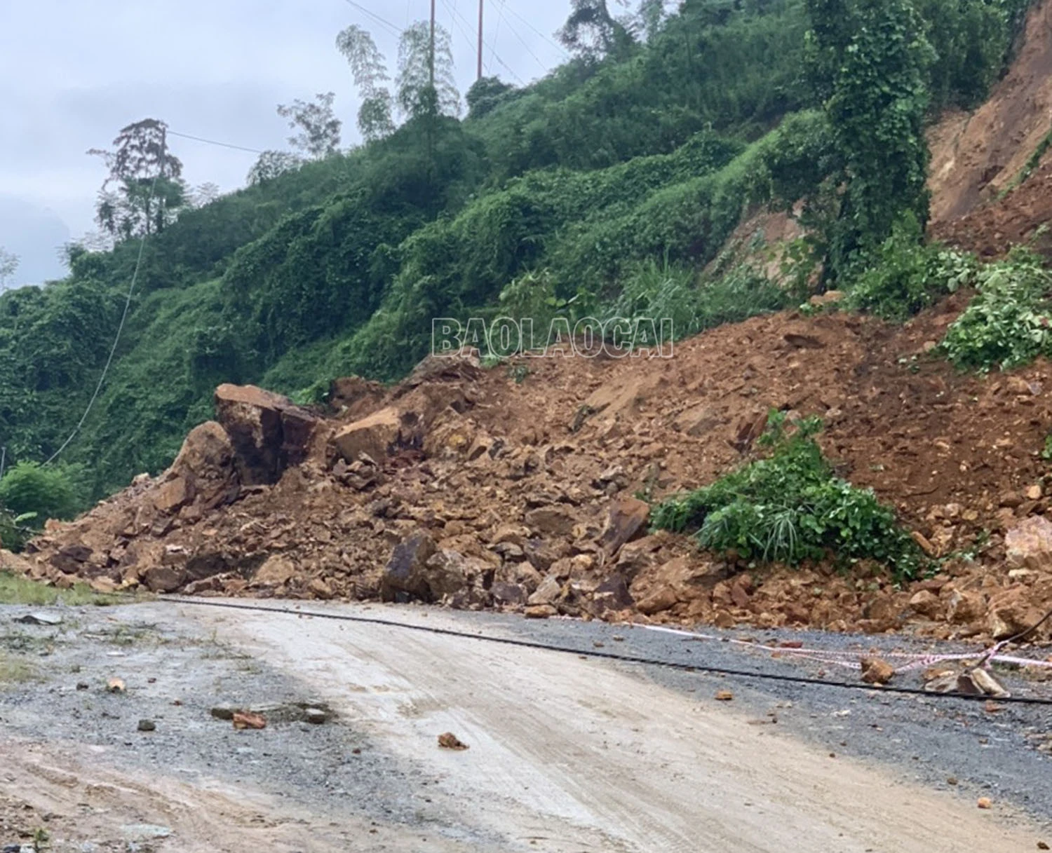 Sẽ thông xe điểm sạt lở trên Tỉnh lộ 156B trước 10h30 ngày 13/9 ảnh 1