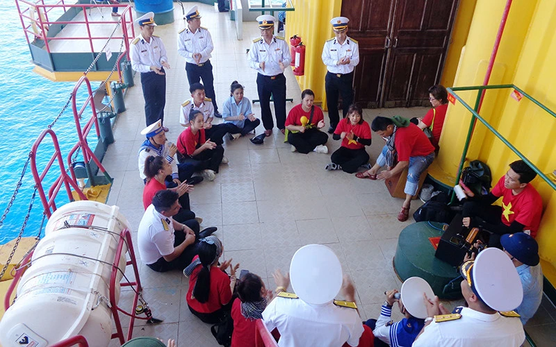 Giao lưu văn nghệ với các chiến sĩ hải quân trên Nhà giàn DK1.