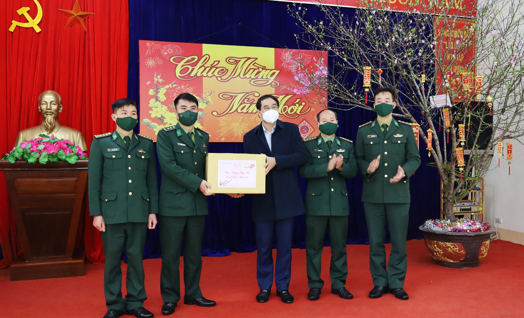 Chủ tịch UBND tỉnh Trịnh Xuân Trường thăm, tặng quà Tết tại huyện Mường Khương ảnh 8