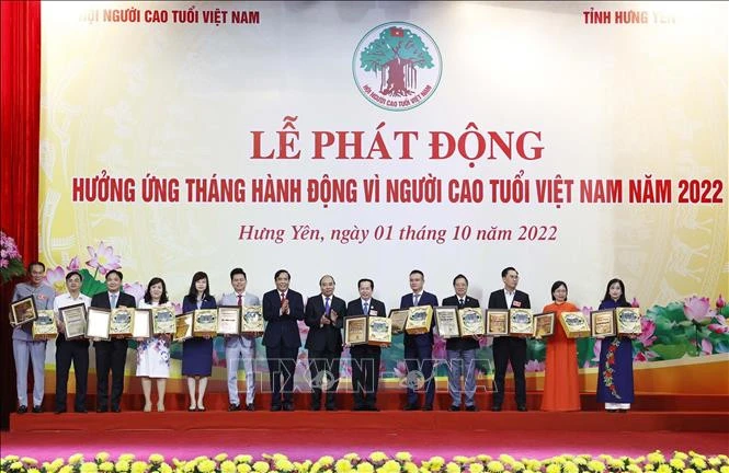 Chủ tịch nước Nguyễn Xuân Phúc và Chủ tịch Hội Người Cao tuổi Việt Nam Nguyễn Thanh Bình tặng bằng vinh danh và quà lưu niệm cho các tập thể và cá nhân tích cực hưởng ứng, đóng góp cho công tác chăm sóc đời sống vật chất và tinh thần cho người cao tuổi.